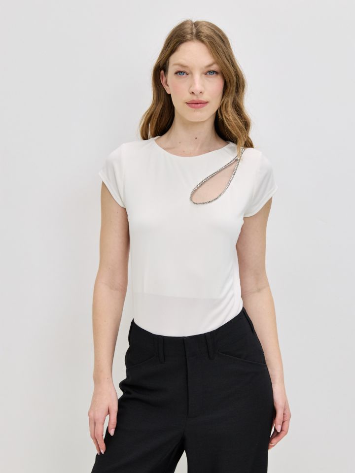 חולצה אמזון פתח אסימטרי דמוי יהלומים בצבע אופוויט