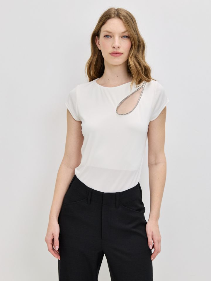 חולצה אמזון פתח אסימטרי דמוי יהלומים בצבע אופוויט