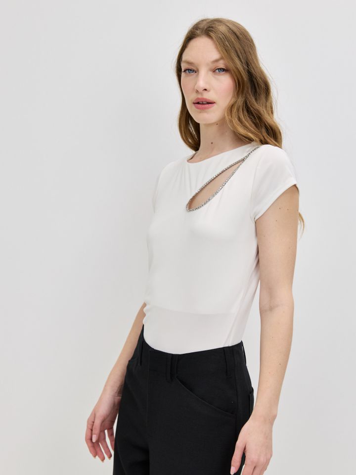 חולצה אמזון פתח אסימטרי דמוי יהלומים בצבע אופוויט