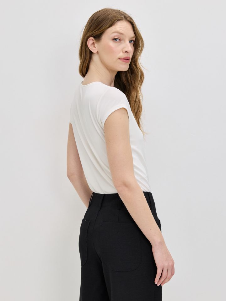 חולצה אמזון פתח אסימטרי דמוי יהלומים בצבע אופוויט