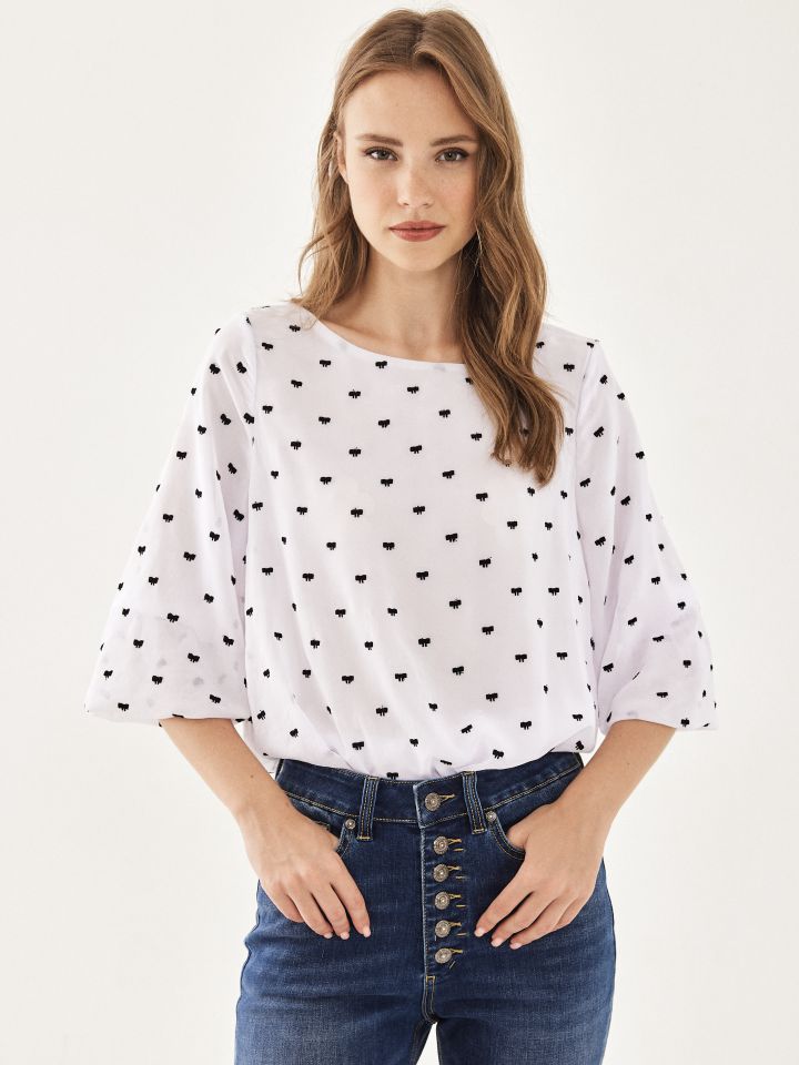 חולצה שיפון ריקמות פפיונים בצבע לבן