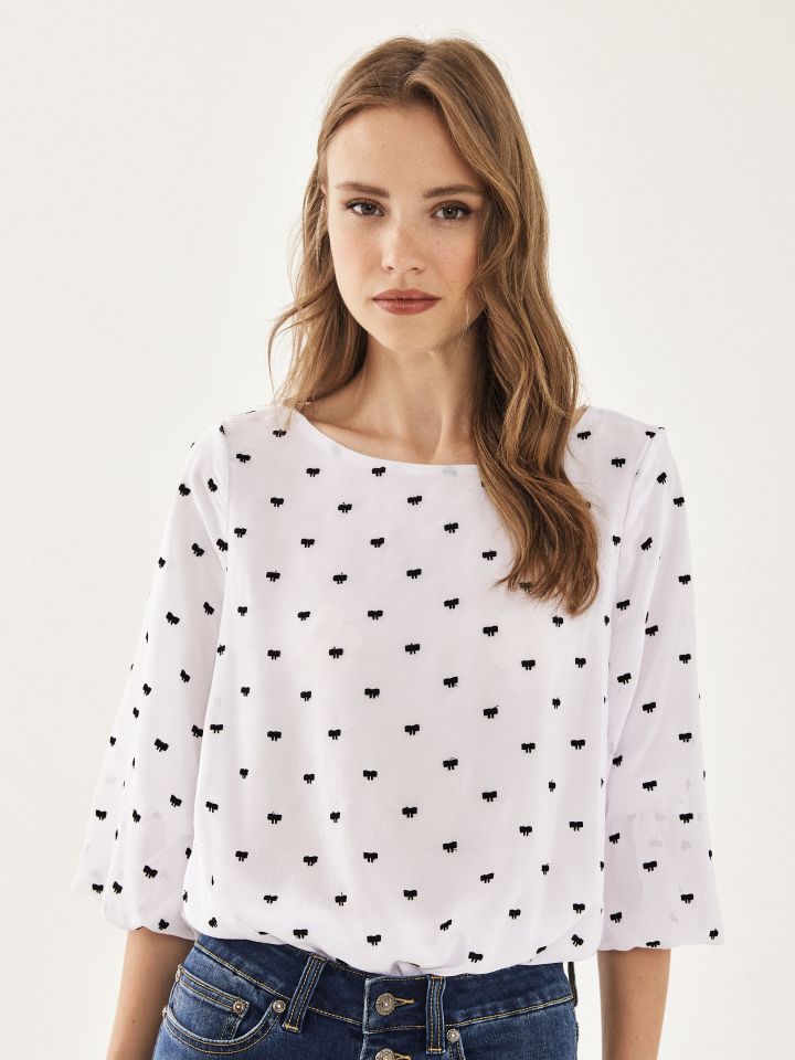 חולצה שיפון ריקמות פפיונים בצבע לבן