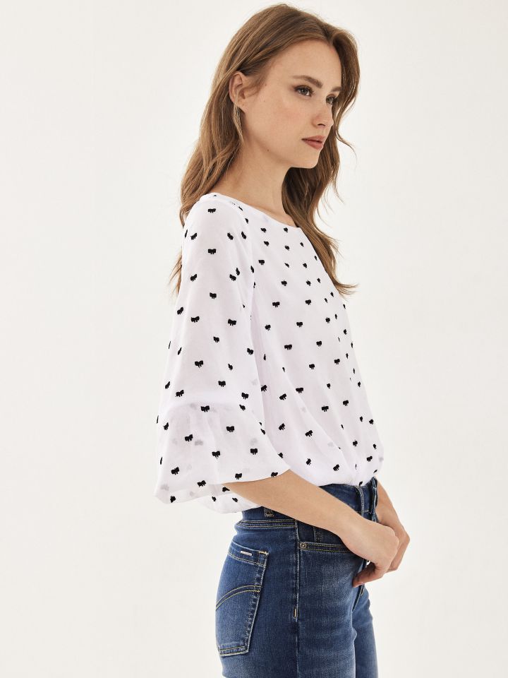 חולצה שיפון ריקמות פפיונים בצבע לבן