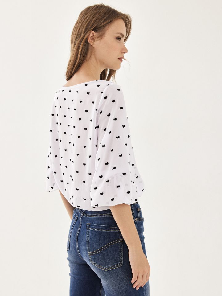 חולצה שיפון ריקמות פפיונים בצבע לבן