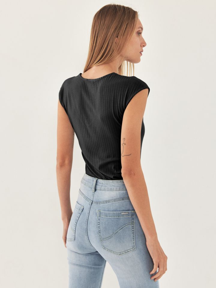 חולצה ריב PROMO V בצבע שחור