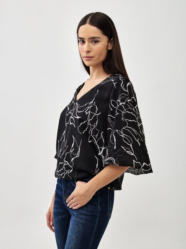 חולצה שרוול בלון בצבע שחור