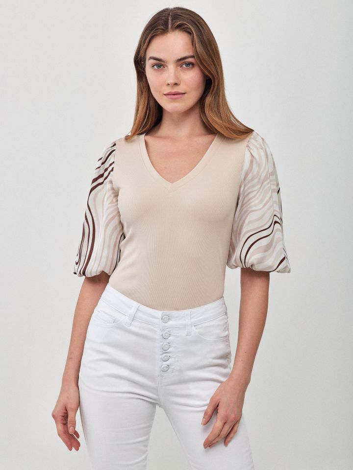 חולצה ריב V שרוול דפוס בצבע בייז’