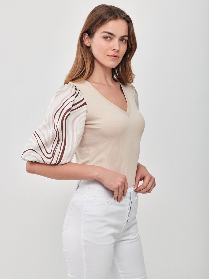 חולצה ריב V שרוול דפוס בצבע בייז’