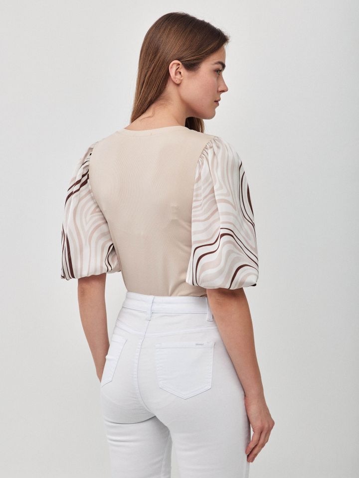 חולצה ריב V שרוול דפוס בצבע בייז’