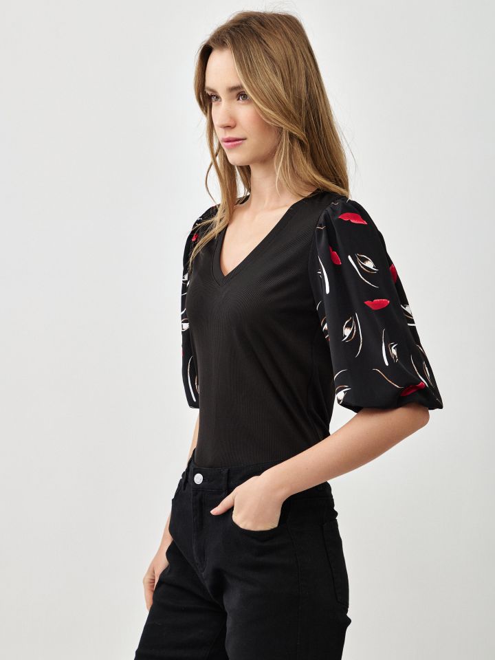 חולצה ריב V שרוול דפוס בצבע שחור