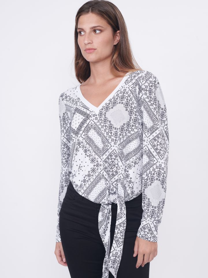 חולצה V דפוס קשירה PROMO בצבע לבן