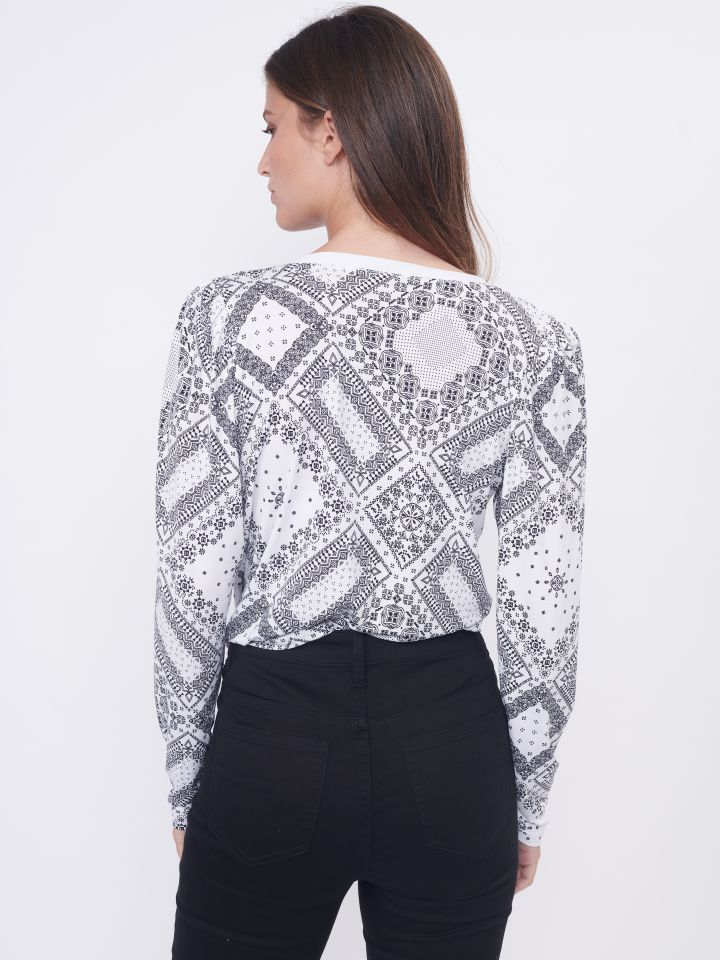 חולצה V דפוס קשירה PROMO בצבע לבן