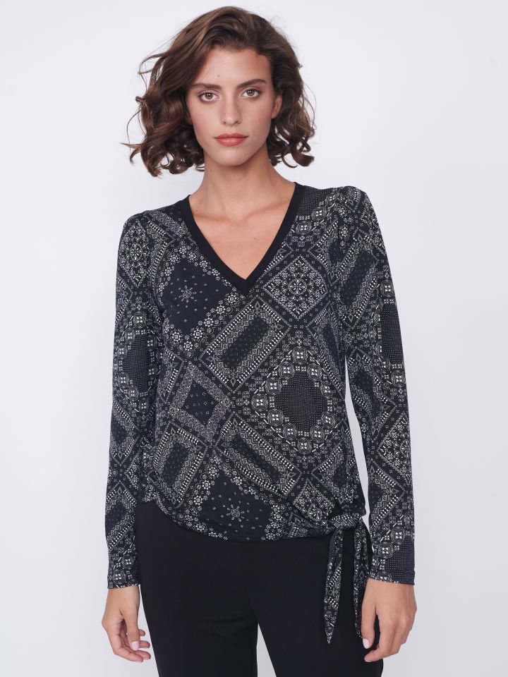 חולצה V דפוס קשירה PROMO בצבע שחור