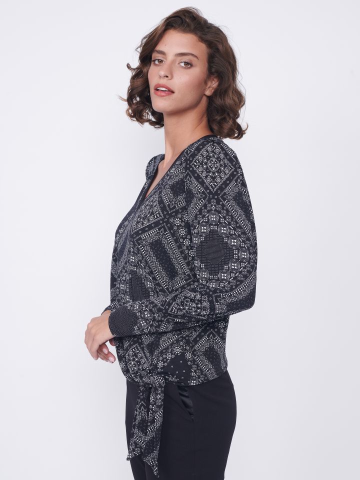 חולצה V דפוס קשירה PROMO בצבע שחור