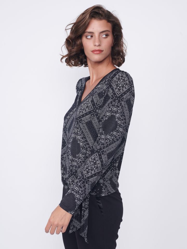 חולצה V דפוס קשירה PROMO בצבע שחור