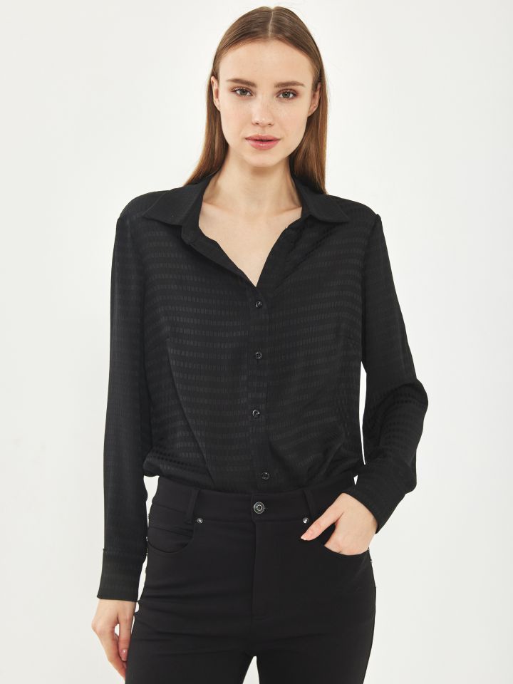 חולצה מכופתרת סטן משבצות בצבע שחור