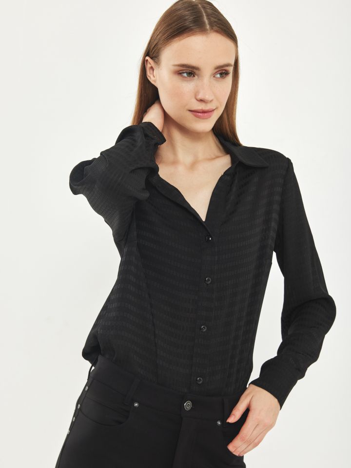 חולצה מכופתרת סטן משבצות בצבע שחור