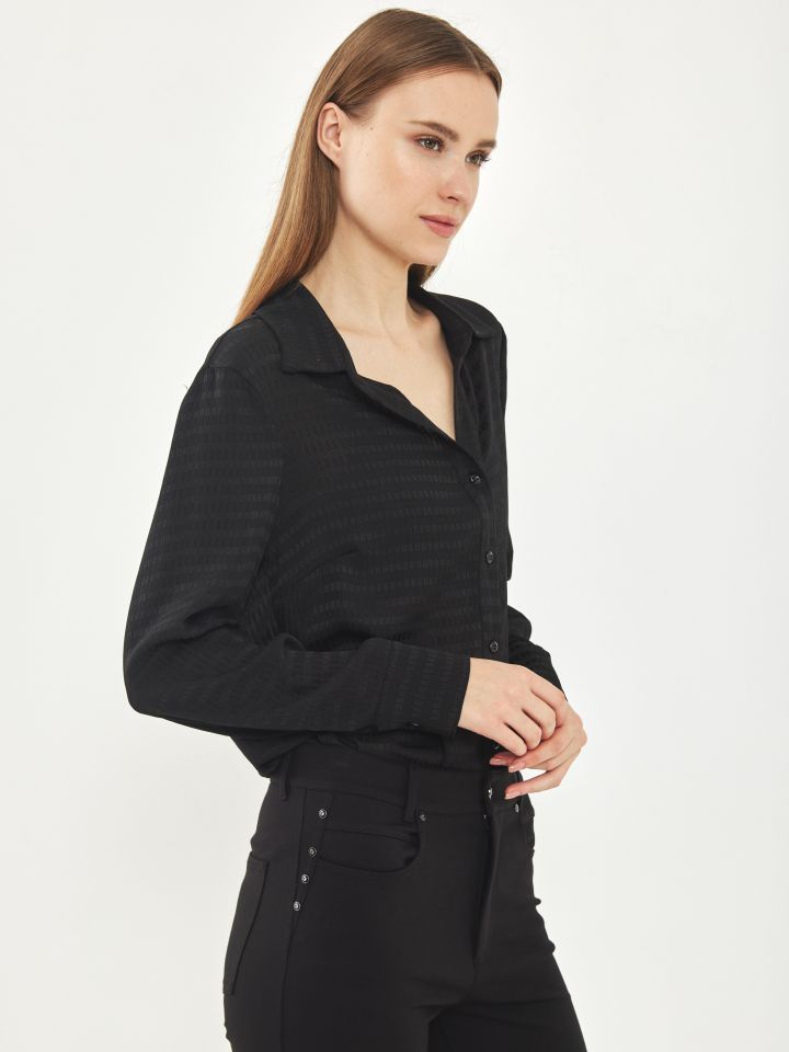 חולצה מכופתרת סטן משבצות בצבע שחור