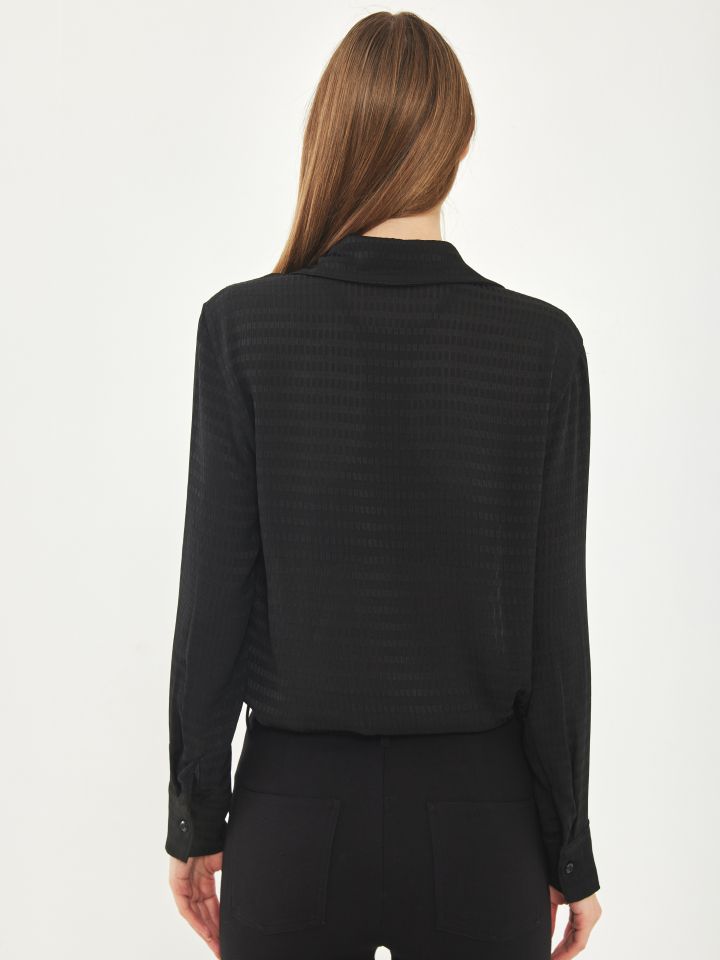 חולצה מכופתרת סטן משבצות בצבע שחור