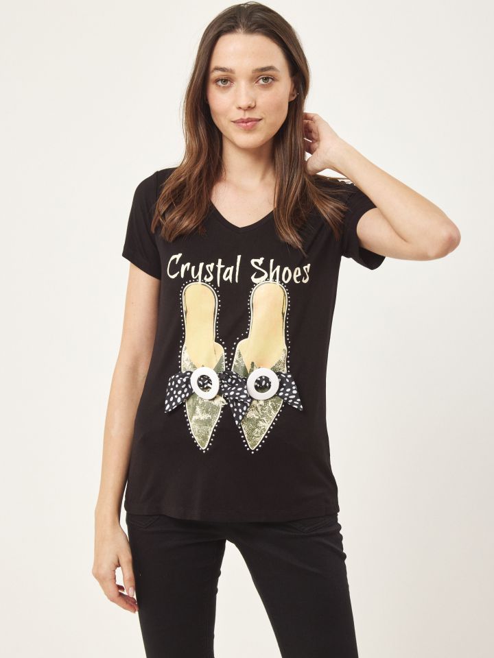 חולצה נעליים בצבע שחור