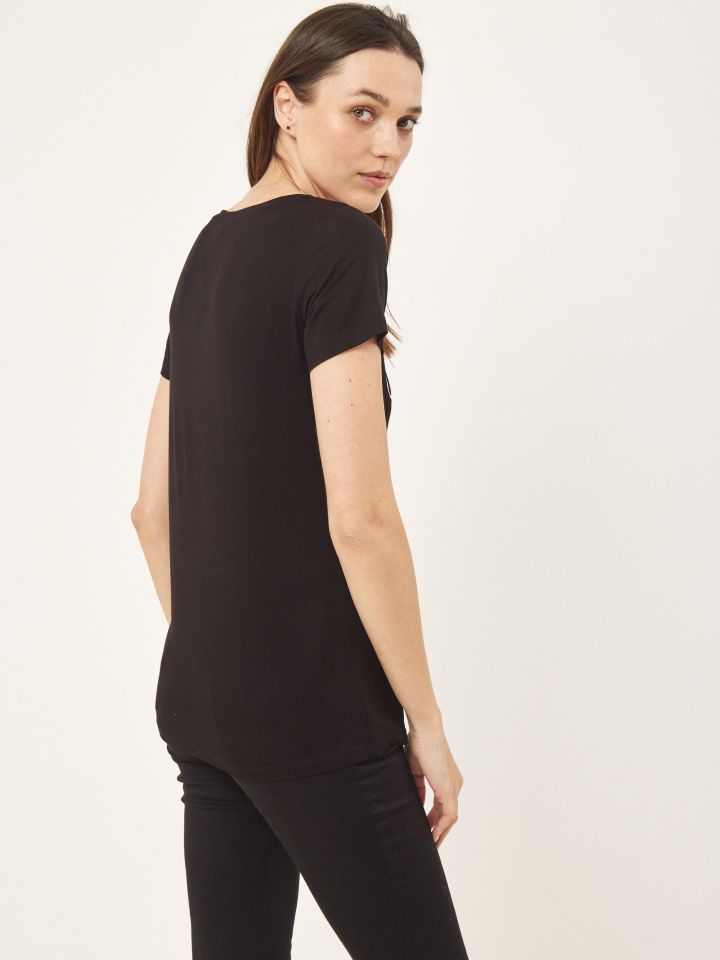 חולצה נעליים בצבע שחור