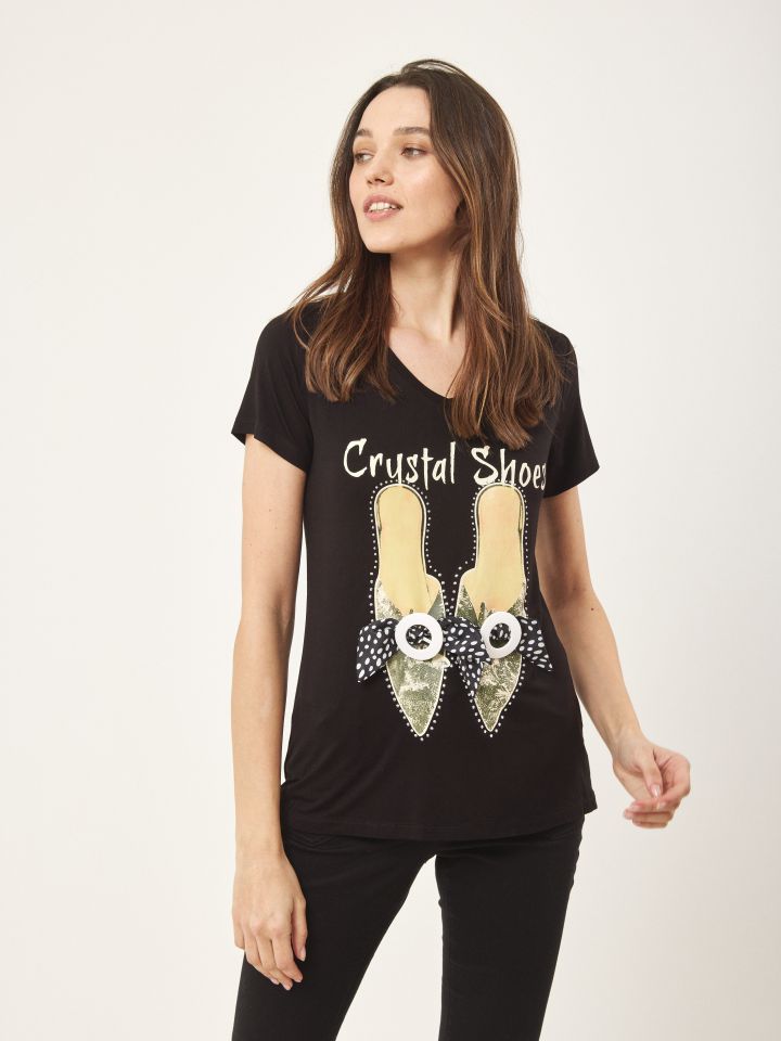 חולצה נעליים בצבע שחור