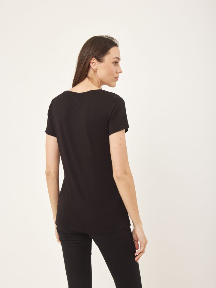 חולצה נעליים בצבע שחור