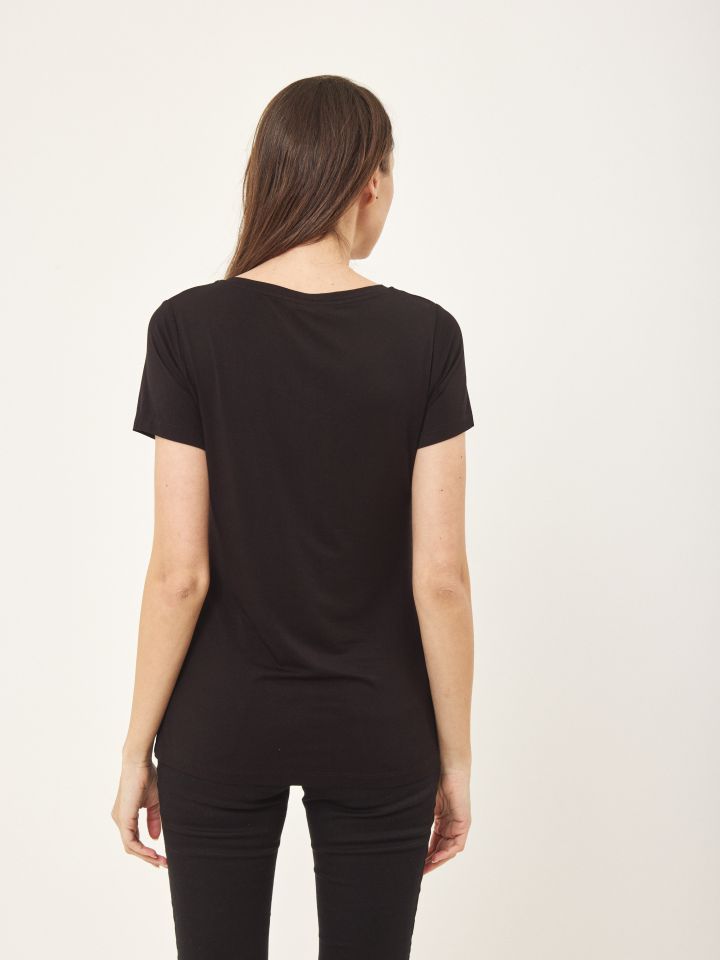 חולצה נעליים בצבע שחור