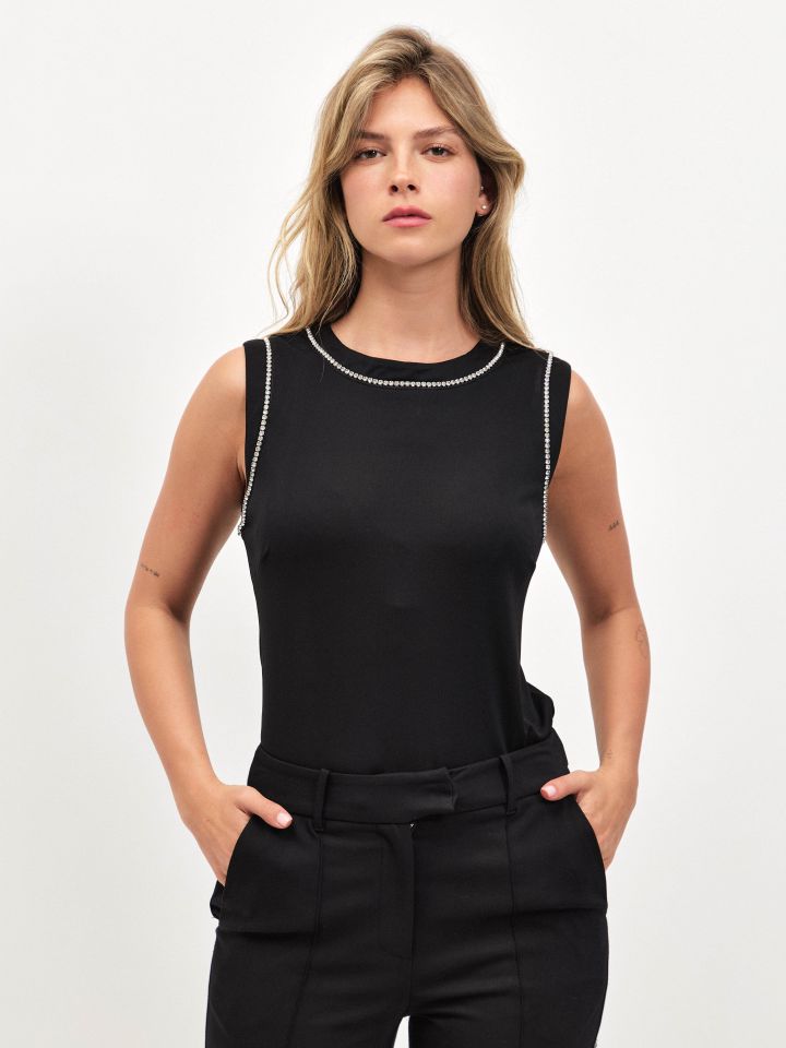 חולצה שילוב סרט דמוי יהלומים בצבע שחור