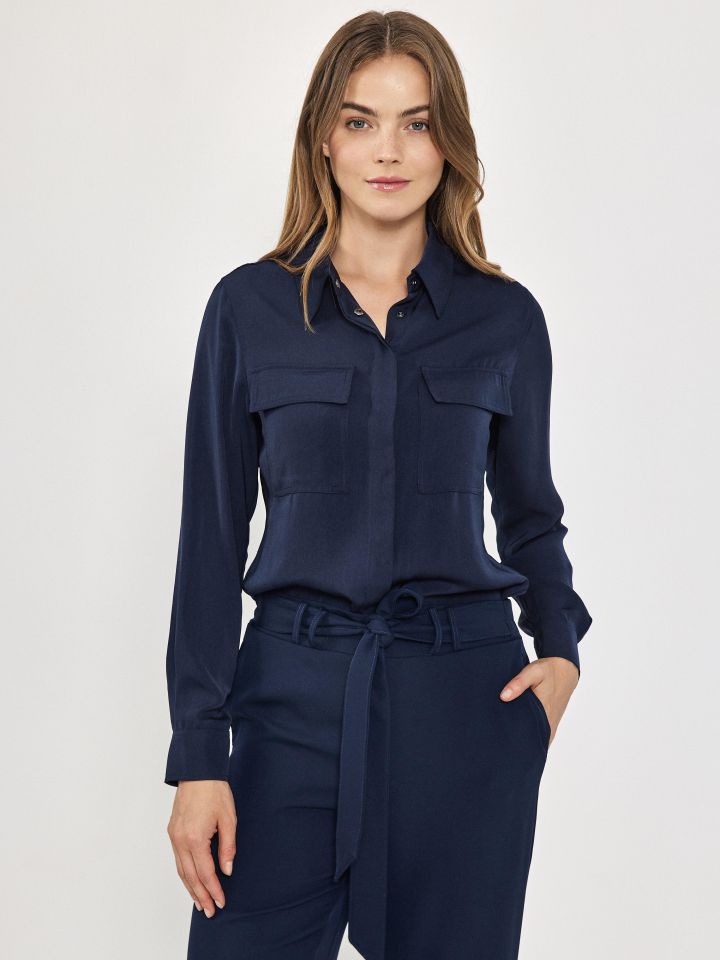 חולצה לחצניות כיסים בצבע כחול/שחור