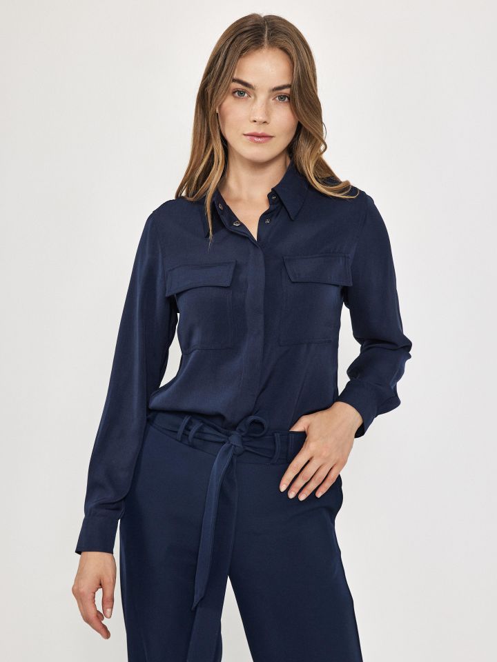 חולצה לחצניות כיסים בצבע כחול/שחור