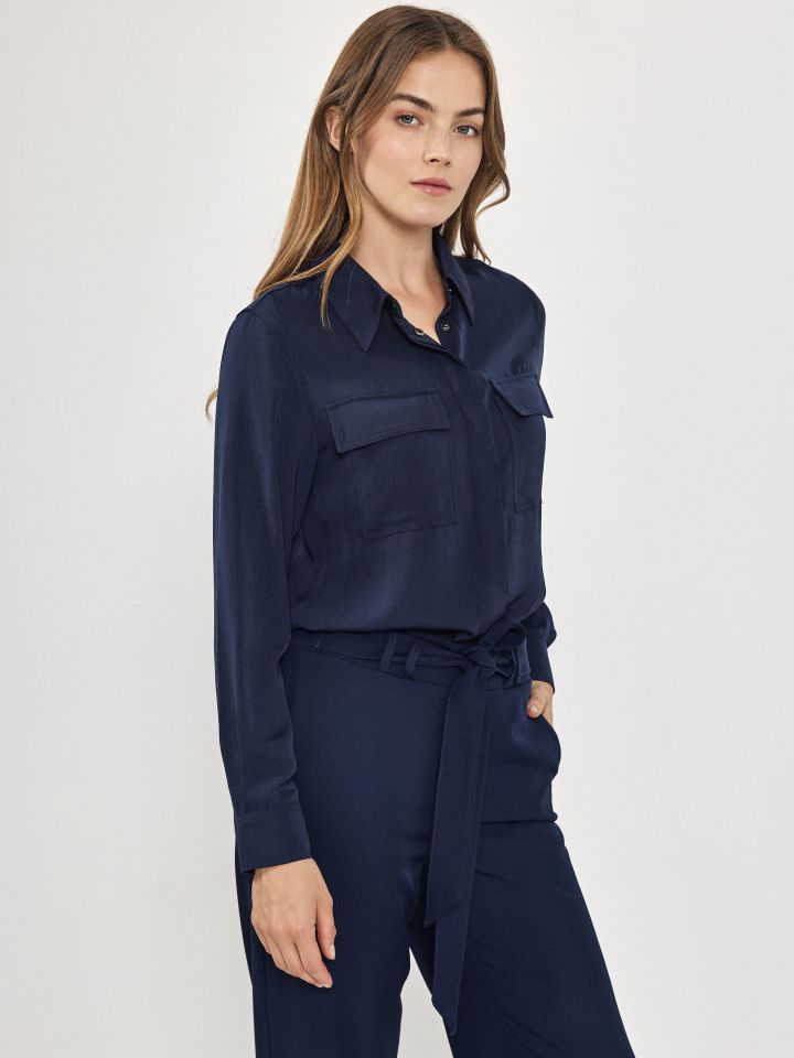 חולצה לחצניות כיסים בצבע כחול/שחור
