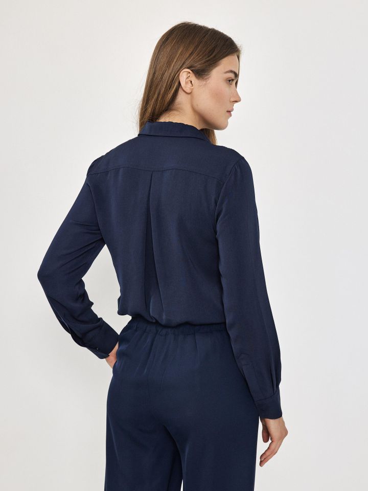 חולצה לחצניות כיסים בצבע כחול/שחור