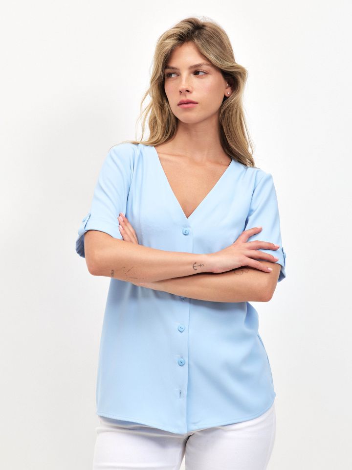 חולצה V כפתורים PROMO בצבע תכלת