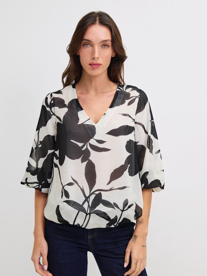 חולצה V דפוס בלון PROMO בצבע שחור