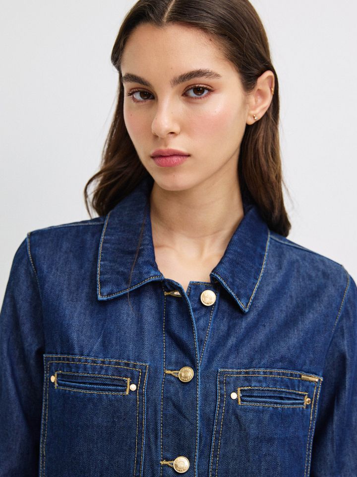 חולצה ג’ינס כפתורי זהב בצבע ג’ינס כהה