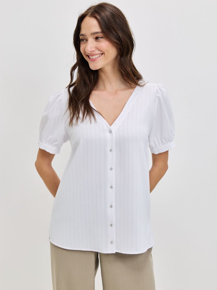 חולצה V כפתורים בצבע לבן