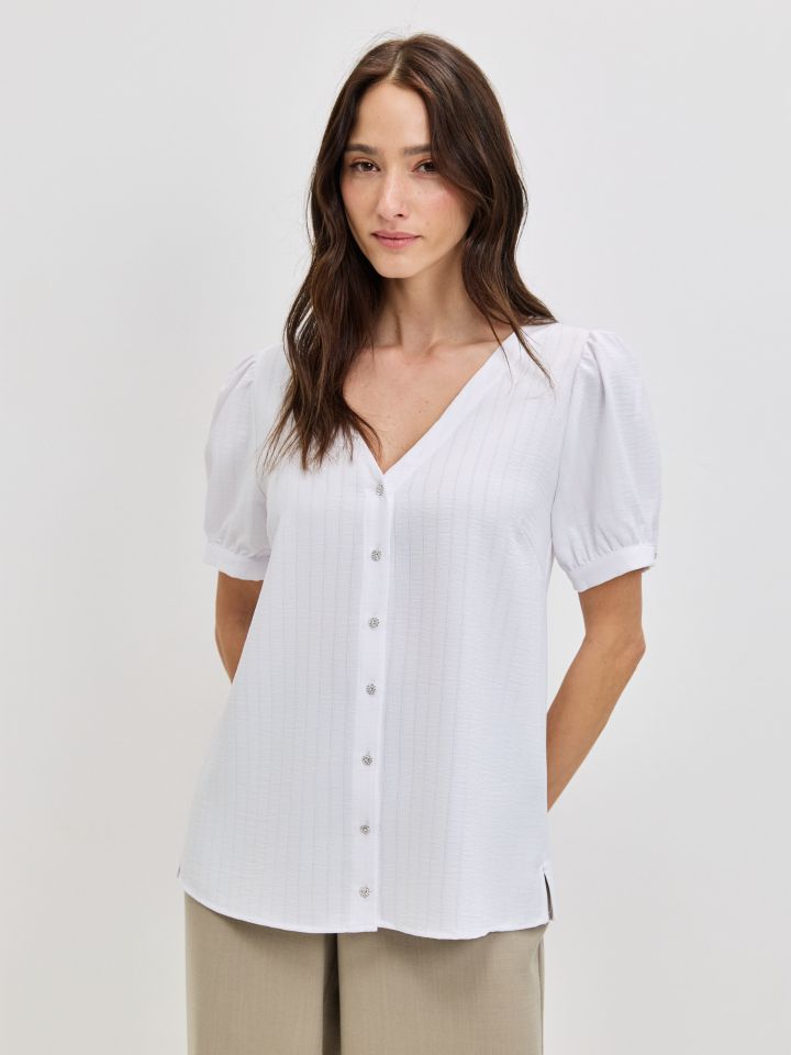 חולצה V כפתורים בצבע לבן