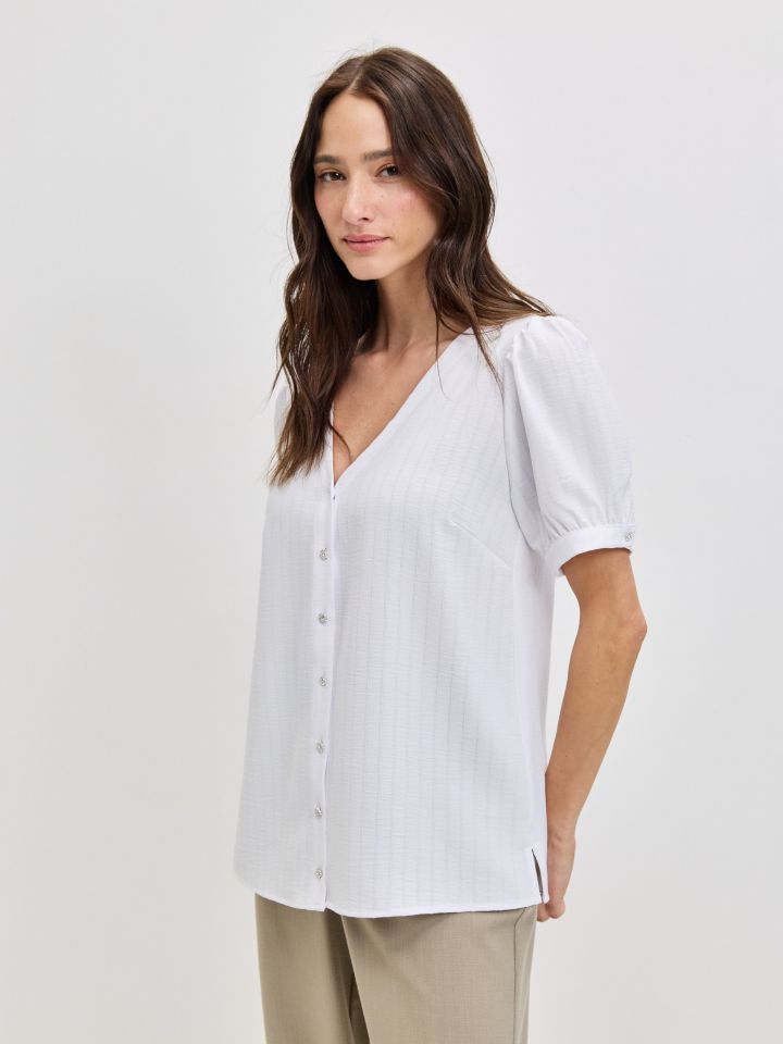 חולצה V כפתורים בצבע לבן