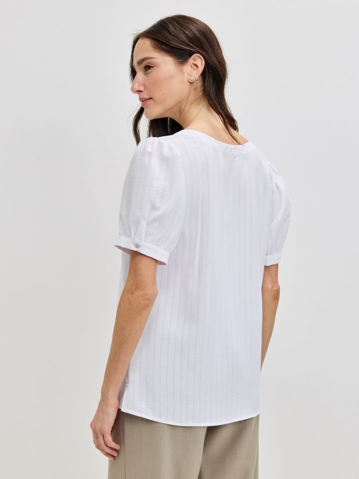 חולצה V כפתורים בצבע לבן