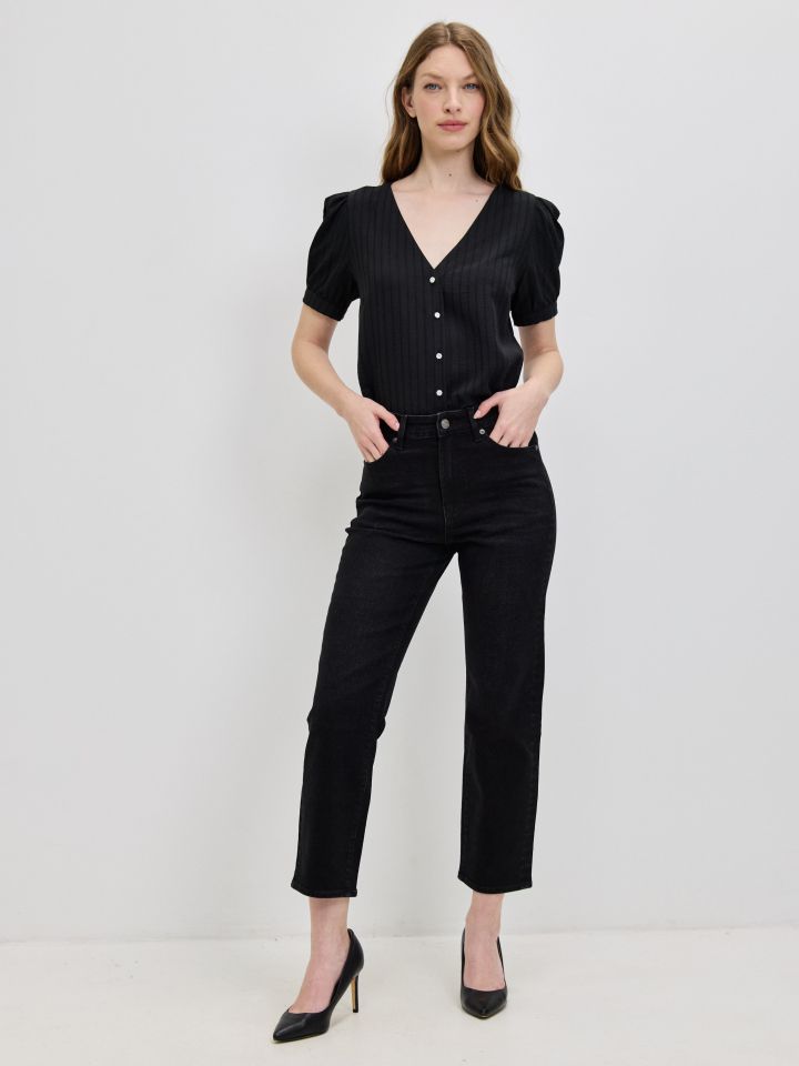 חולצה V כפתורים בצבע שחור