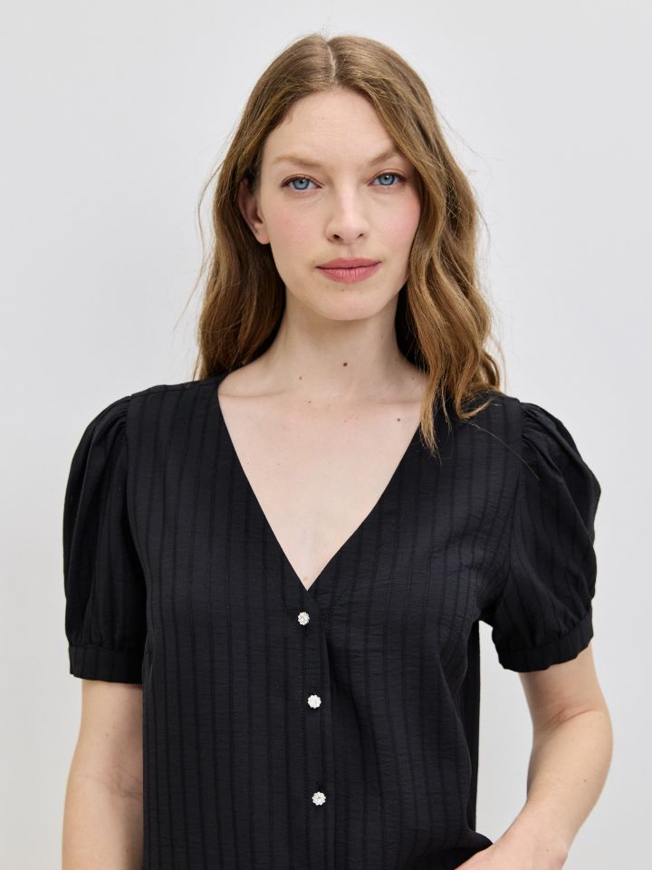 חולצה V כפתורים בצבע שחור