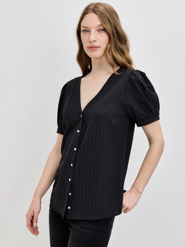 חולצה V כפתורים בצבע שחור