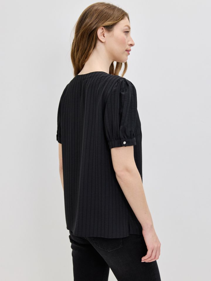 חולצה V כפתורים בצבע שחור