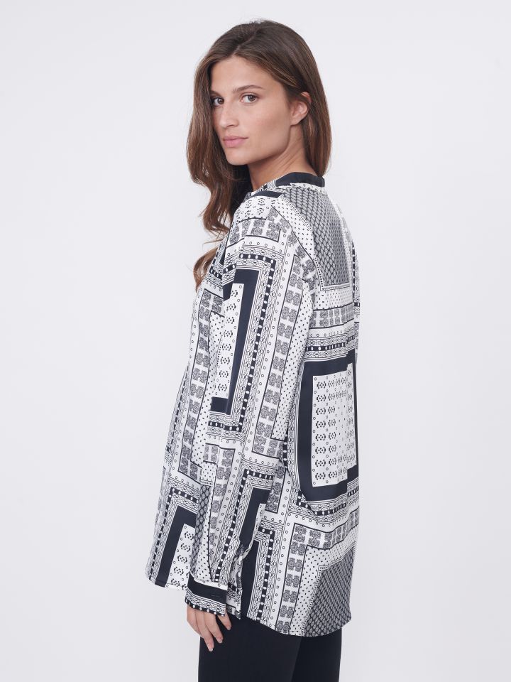 חולצה V פצ’ים שרוול ארוך בצבע שחור/לבן