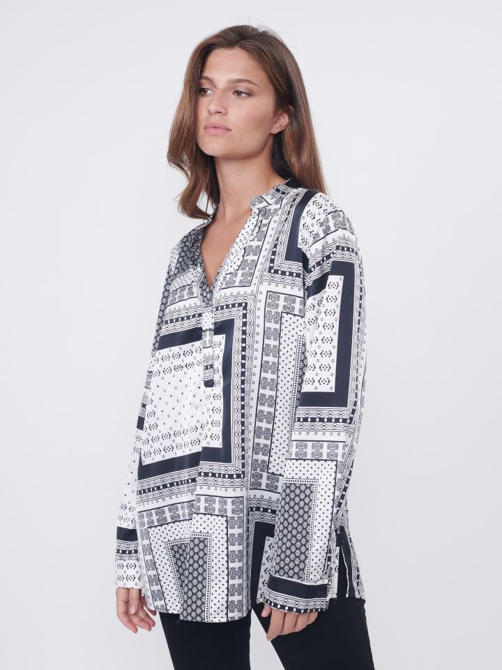 חולצה V פצ’ים שרוול ארוך בצבע שחור/לבן