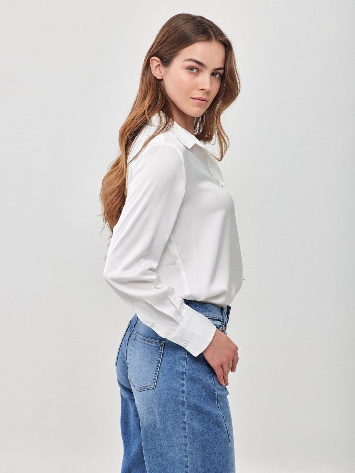 חולצה סטן דמוי פנינים בצבע לבן