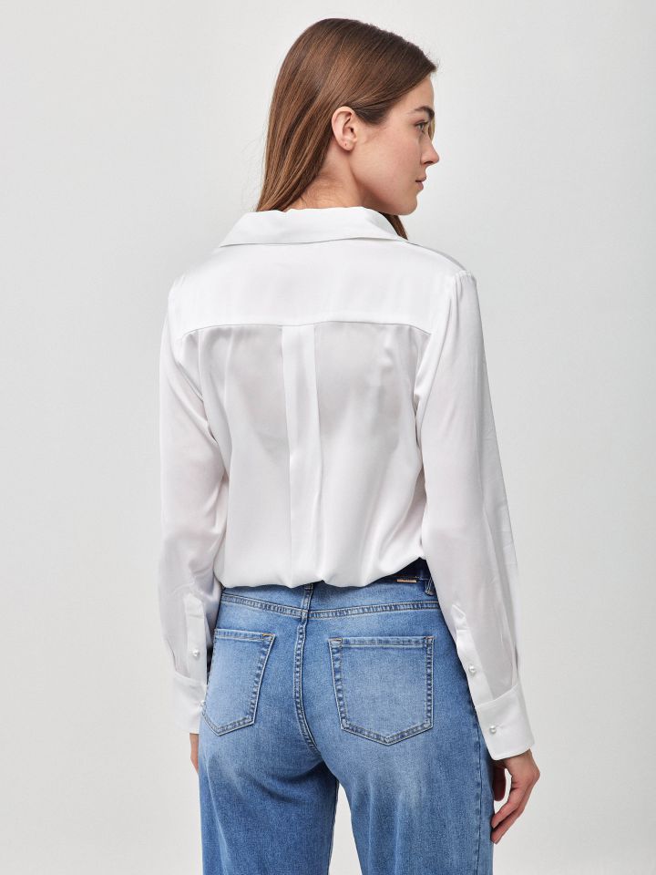 חולצה סטן דמוי פנינים בצבע לבן