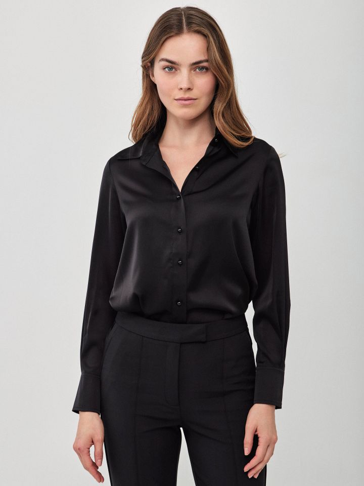 חולצה סטן דמוי פנינים בצבע שחור