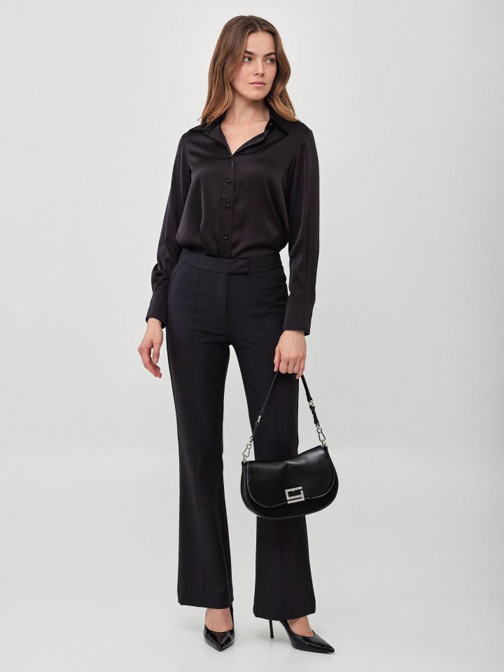 חולצה סטן דמוי פנינים בצבע שחור